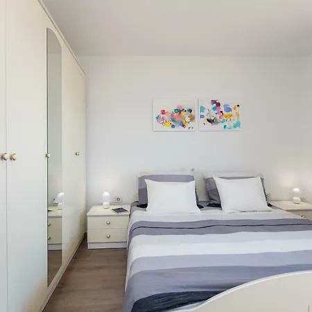 Dora Apartment *